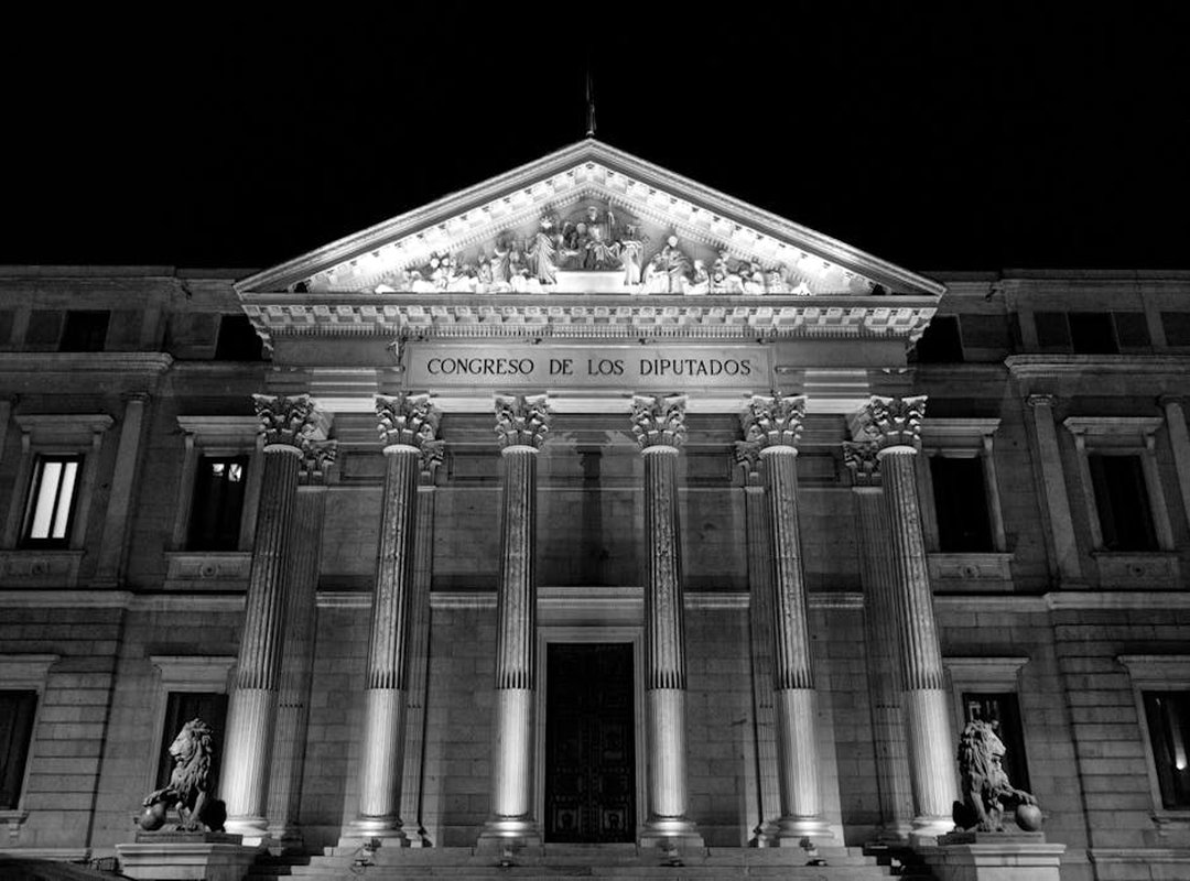 Creciendo Bajo los Reflectores: La Vida Pública y Privada de Miranda